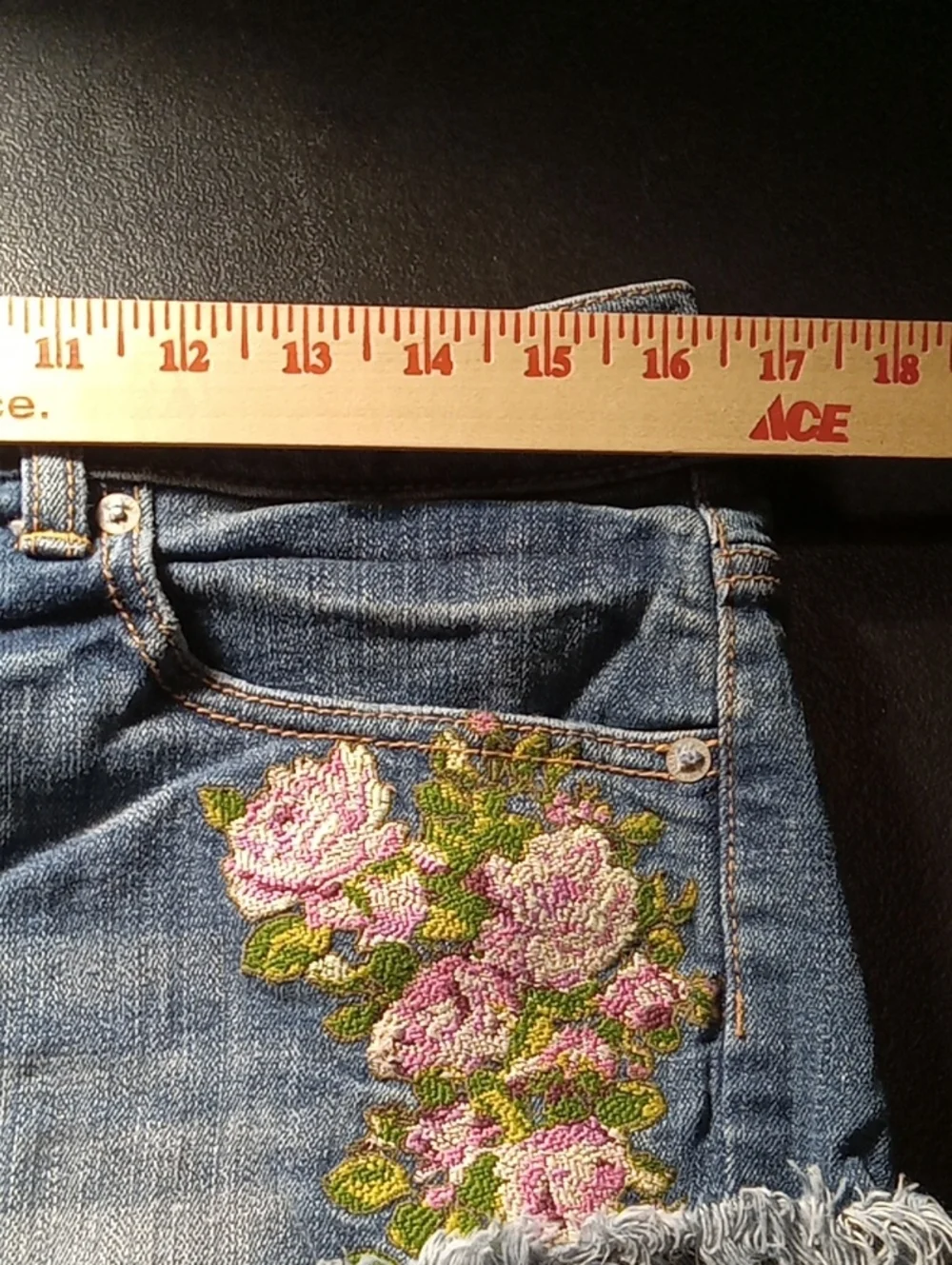 Women's American Eagle Outfitters Shorts With Flowers Next To The Pockets Stretc